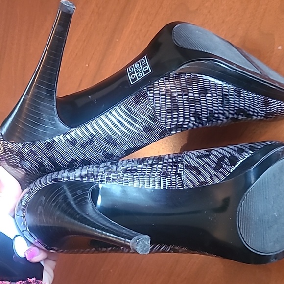 Nine West Nude Leopard Black Patent pumps size 8 - Picture 7 of 8